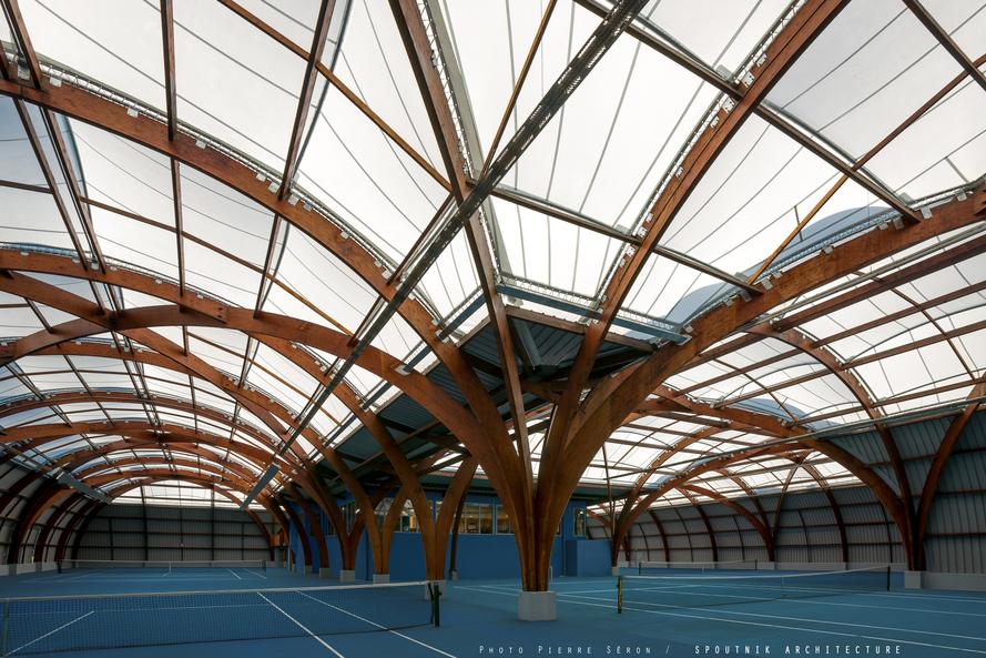 Toile ferrari sur charpente bois lamellé collée pour couverture de tennis par ACS Production Groupe BHD