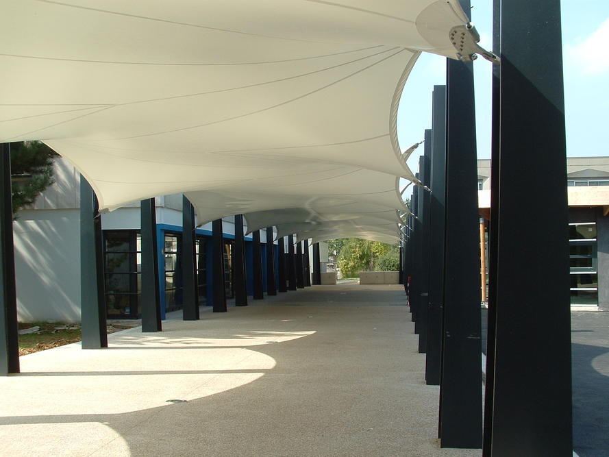 Auvent, abris piétons en achitecture textile, toile tendue, préau réalisé par ACS Production groupe BHD