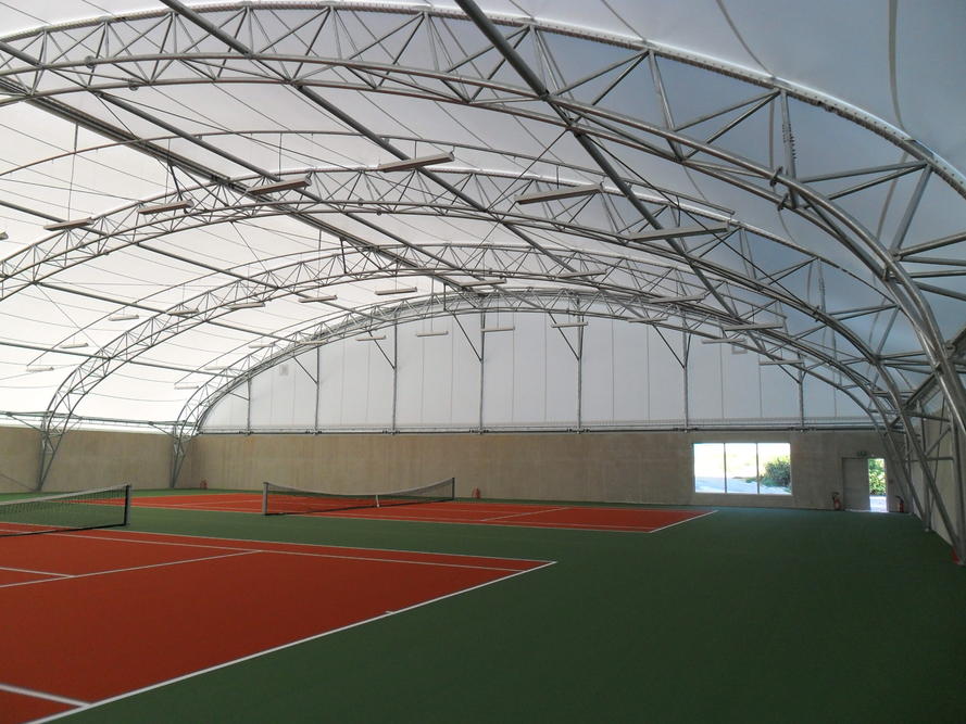 Terrain de tennis couvert par de la toile tendue. L'architecture textile protège les terrains de sports ACS Production groupe BHD
