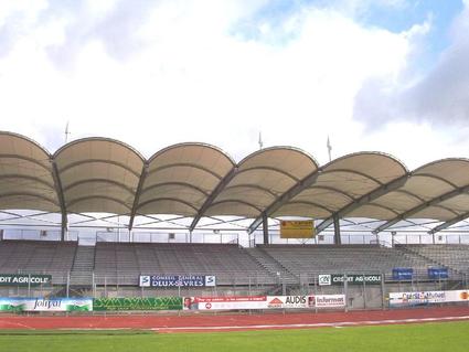 Couverture tribunes terrain de football par ACS Production en toile tendue PVC. Rénovation de stade de football ou de rugby