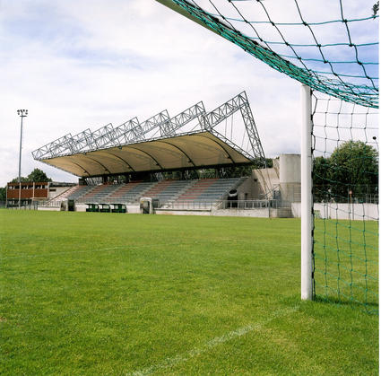 Couverture tribunes de terrain de sport en architecture metallo textile par ACS Production