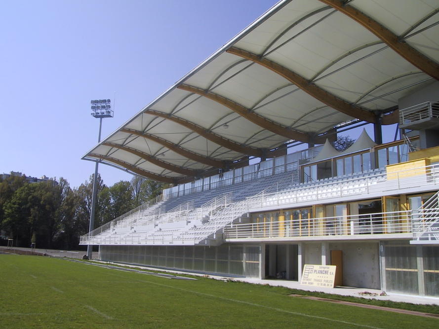 couverture de tribunes de stade ou de tribune de spectacles et d'arènes réalisée en toile tendue par ACS Production groupe BHD en architecture textile