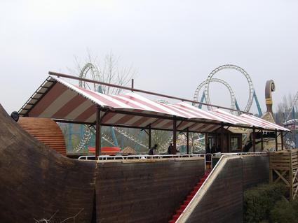 Parc Asterix, la toile Ferrari protège les visiteurs, installation par ACS Production