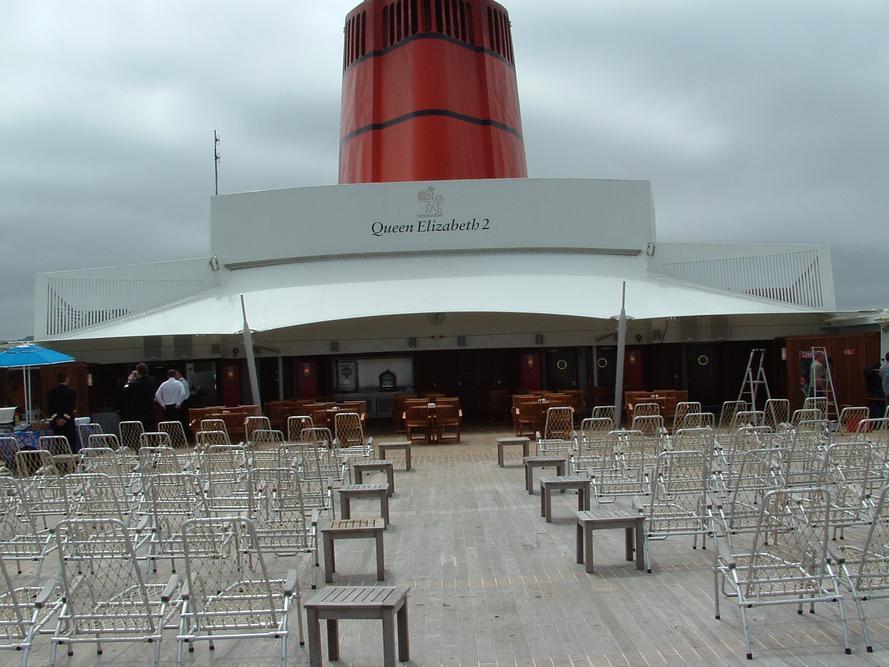 terrasse de restaurant couvert en toile tendue par ACS Production spécialiste de l'architecture textile Groupe BHD