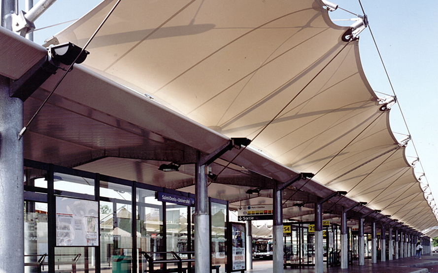 Abris bus ou abris de quais de gares SNCF de TRAM ou RATP en architecture métallo textile toile tendue