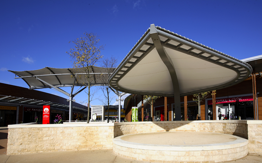 thais-village abris piétons réalisé en architecture textile, toile tendues par ACS Production, groupe BHD